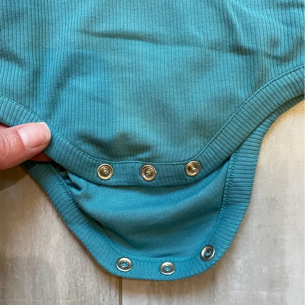 NWT RuffleButts Brittany Blue Rib Knit Long Sleeve Flutter Ruffle Bodysuit, 0-3M